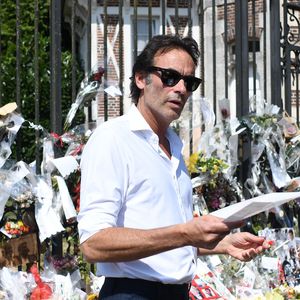 Cette journée aura lieu à Douchy-Montcorbon, où l'acteur avait ses habitudes. Au programme, la dénomination au nom d'Alain Delon du stade de football de commune.

Anthony Delon et son demi-frère Alain-Fabien découvrent les hommages devant les grilles de la propriété de Douchy, quelques heures avant les obsèques de leur père, A.Delon, le 24 août 2024. Décédé le 18 août 2024, l'acteur a rendu son dernier souffle, entouré des siens dans sa propriété de Douchy, où il sera inhumé, le 24 août 2024 vers 17 heures dans une chapelle, construite il y a une vingtaine d'années.