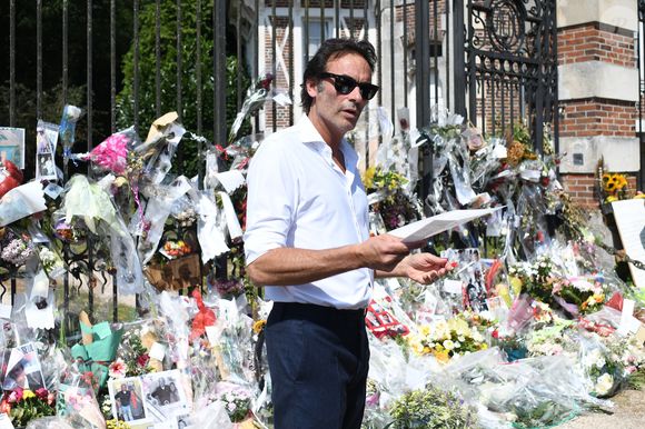 Cette journée aura lieu à Douchy-Montcorbon, où l'acteur avait ses habitudes. Au programme, la dénomination au nom d'Alain Delon du stade de football de commune.

Anthony Delon et son demi-frère Alain-Fabien découvrent les hommages devant les grilles de la propriété de Douchy, quelques heures avant les obsèques de leur père, A.Delon, le 24 août 2024. Décédé le 18 août 2024, l'acteur a rendu son dernier souffle, entouré des siens dans sa propriété de Douchy, où il sera inhumé, le 24 août 2024 vers 17 heures dans une chapelle, construite il y a une vingtaine d'années.