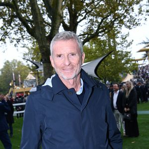 Denis Brogniart au prix Qatar Arc de Triomphe à l'Hippodrome de Longchamp le 6 octobre 2024 © Rachid Bellak / Bestimage