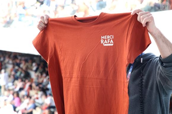Ambiance avec les Tee-Shirts « Merci Rafa » - Hommage à Rafael Nadal et à ses 14 victoires sur la terre battue de Roland Garros lors des Internationaux de France de Tennis de Roland Garros 2025 - Jour 01 à Paris le 25 Mai 2025. 

© Bertrand Rindoff / Bestimage