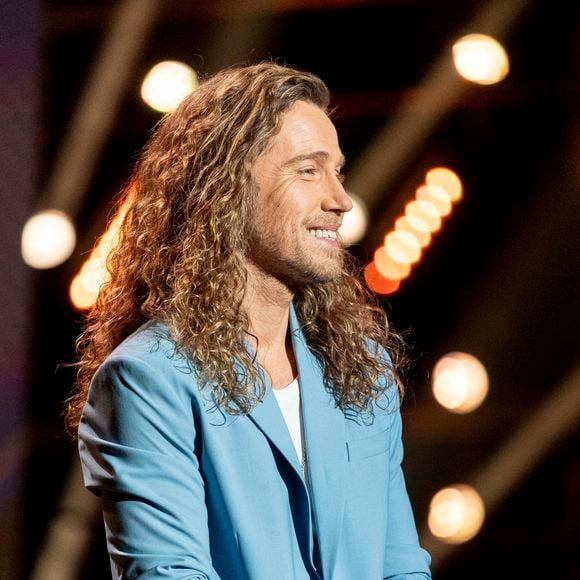 Julien Doré accuse, avec humour, son coiffeur d'avoir oublié de le mentionner quand il parle des nombreuses "célébrités" avec qui il collabore. Une séquence amusante.

Exclusif - Julien Doré - Enregistrement de l'émission "La fête de la chanson française".

© Pierre Perusseau / Bestimage