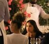 Mais également de deux jeunes femmes qui ont immédiatement attiré l’attention des paparazzis...
Paris, FRANCE Le footballeur français Kylian Mbappé passe la soirée avec des amis et deux mystérieuses femmes au restaurant Loulou à Paris. La star du football est restée dehors de 21 heures à 1 heure du matin !