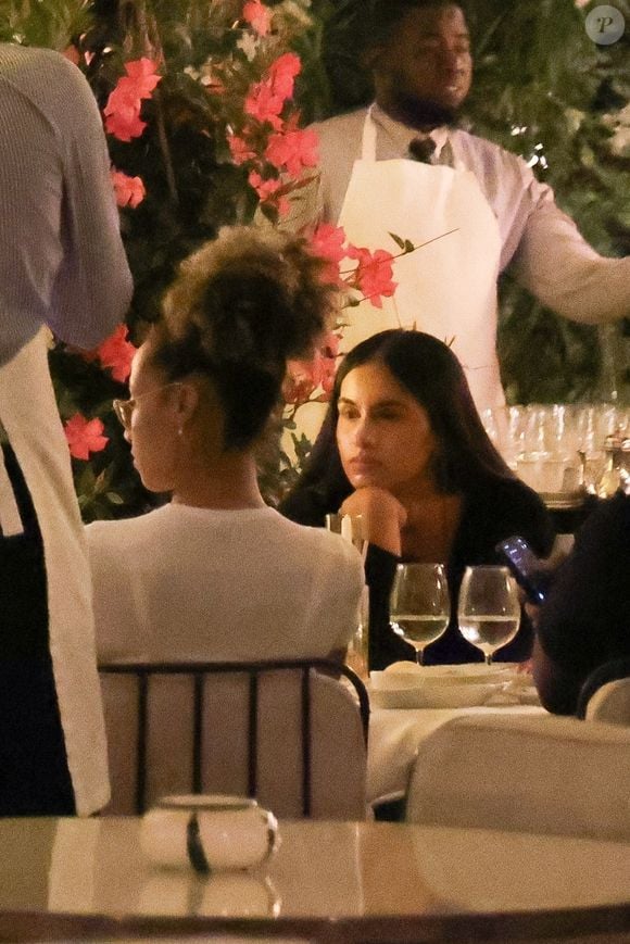 Mais également de deux jeunes femmes qui ont immédiatement attiré l’attention des paparazzis...

Paris, FRANCE Le footballeur français Kylian Mbappé passe la soirée avec des amis et deux mystérieuses femmes au restaurant Loulou à Paris. La star du football est restée dehors de 21 heures à 1 heure du matin !