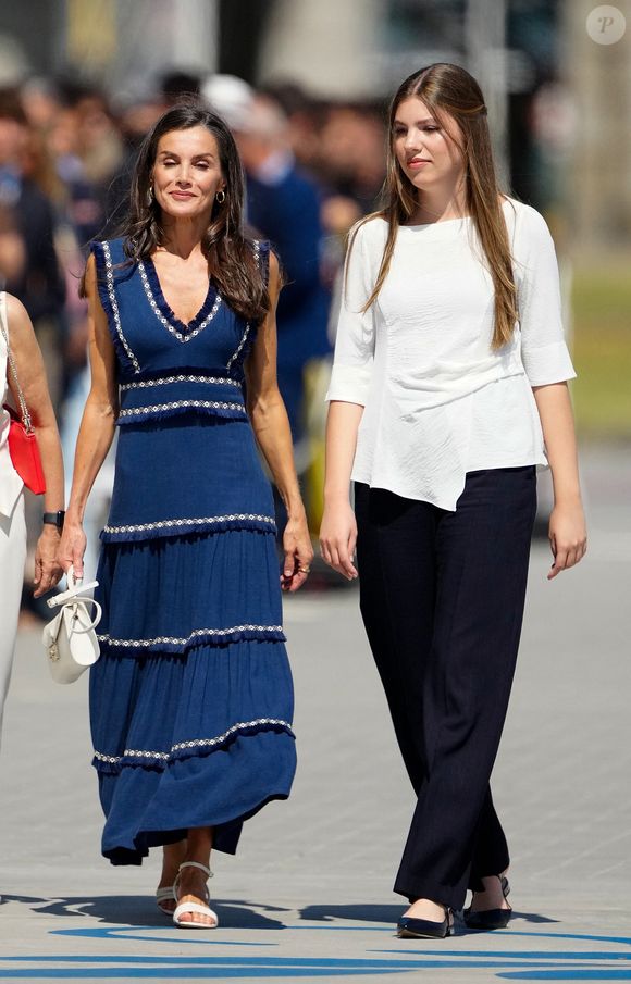 Il propose un parcours de licence en trois ans, réparti entre trois grandes capitales européennes, pour un coût annuel avoisinant les 18 500 euros.

La reine Letizia d'Espagne et l'infante Sofia d'Espagne - Le roi Felipe VI d’Espagne remet à la princesse des Asturies, la princesse Leonor, la Grand-Croix du Mérite Naval avec Distinctif Blanc, à Marín, le 16 juillet 2025 @LALO YASKY / BESTIMAGE
