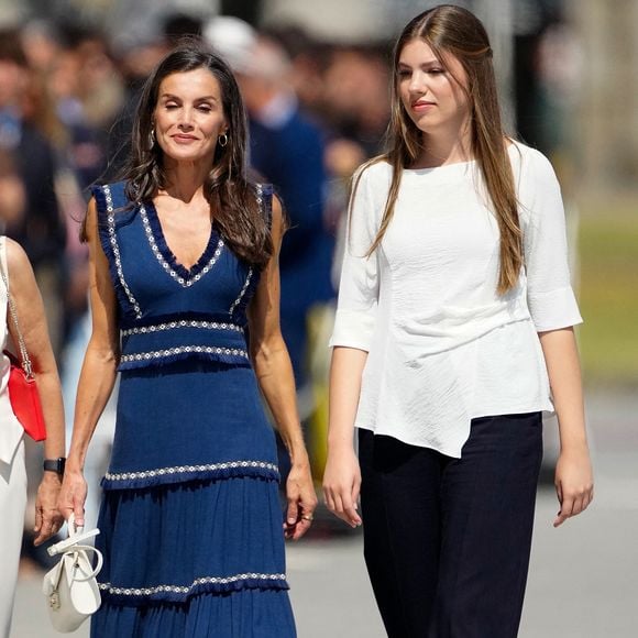 Il propose un parcours de licence en trois ans, réparti entre trois grandes capitales européennes, pour un coût annuel avoisinant les 18 500 euros.

La reine Letizia d'Espagne et l'infante Sofia d'Espagne - Le roi Felipe VI d’Espagne remet à la princesse des Asturies, la princesse Leonor, la Grand-Croix du Mérite Naval avec Distinctif Blanc, à Marín, le 16 juillet 2025 @LALO YASKY / BESTIMAGE