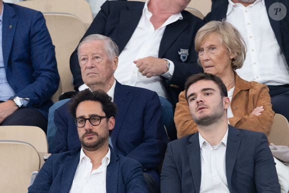 Cette nouvelle vie semble en tout cas ravir sa femme France, à en croire les propos de son mari, qui affirme qu’elle a eu "beaucoup de mérite" d’attendre pendant aussi longtemps la retraite de son époux.

Alain Duhamel et son épouse dans les tribunes lors de Roland-Garros 2025, le 6 juin 2025 à Paris. Photo : Nasser Berzane/ABACAPRESS.COM
