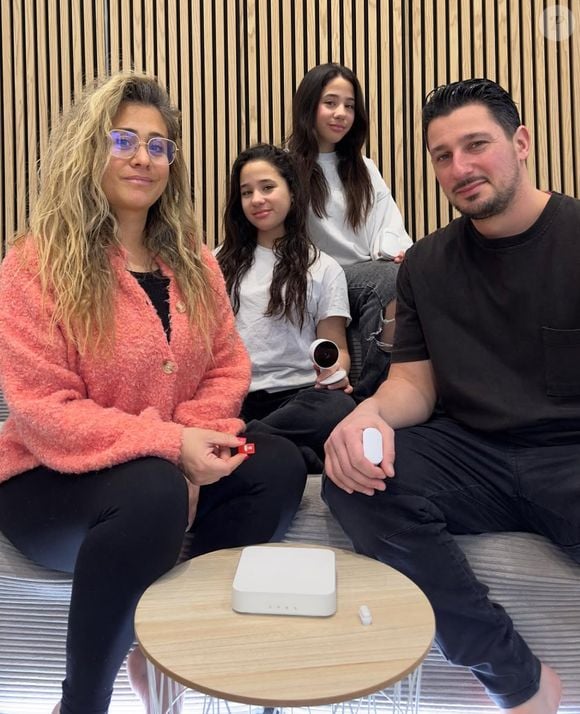 Emilie et Franck Fanich en compagnie de deux de leurs filles sur Instagram.