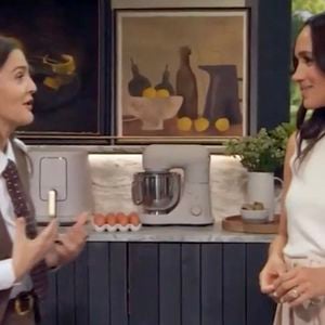 Meghan Markle, duchesse de Sussex voit une photo de Drew avec la princesse Diana dans le Drew Barrymore Show. - Pictures must credit: The Drew Barrymore Show / Paramount Plus - 2025.