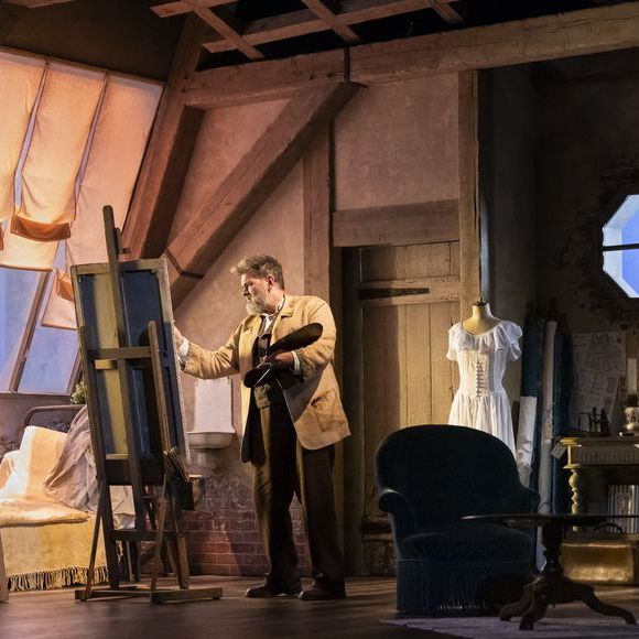 Dans un atelier réaliste avec vue sur la cathédrale, Monet retrouve l'inspiration grâce à Camille, une jeune modèle pleine de vie interprétée par Maud Baecker.
Clovis Cornillac dans "Dans les Yeux de Monet" au Théâtre de la Madeleine.