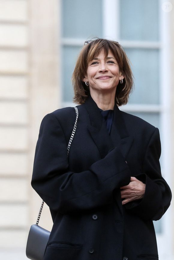 Les célébrités affichent souvent des peaux frôlant la perfection. Et si la perfection est souvent ennuyante, on ne serait pas contre lorsqu'il s'agit de notre peau.

L'actrice Sophie Marceau - Arrivée des invités au dîner d'Etat en l'honneur du président chinois Xi Jinping et de sa femme la Première Dame Peng Liyuan au palais présidentiel de l'Elysée à Paris, France, le 6 mai 2024. © Stéphane Lemouton / Bestimage