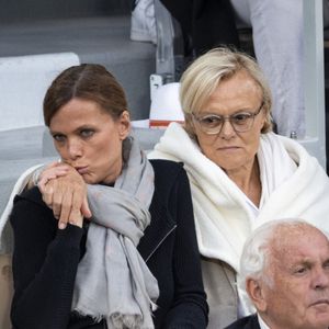 Muriel Robin et sa femme Anne Le Nen dans les tribunes lors de la session du soir des Internationaux de France de Tennis de Roland Garros 2025, à Paris, France, le 4 juin 2025. © Jacovides-Moreau/Bestimage