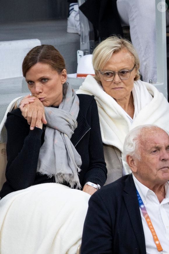 Muriel Robin et sa femme Anne Le Nen dans les tribunes lors de la session du soir des Internationaux de France de Tennis de Roland Garros 2025, à Paris, France, le 4 juin 2025. © Jacovides-Moreau/Bestimage