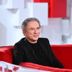 L'animateur a débuté sa carrière sur le petit écran en tant que journaliste sportif dans les années 60

Exclusif - Michel Drucker - Enregistrement de l'émission Vivement dimanche au studio Gabriel, presentée par Michel Drucker . Diffusion sur France 3 le 24/02/24 . © Guillaume Gaffiot / Bestimage