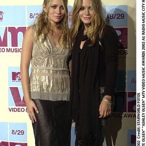 Mary-Kate et Ashley Olsen lors des MTV Video Music Awards au Radio City Music Hall à New York, en 2002. À l'époque déjà, les jumelles comptent parmi les jeunes célébrités les plus populaires des États-Unis. Agence / Bestimage