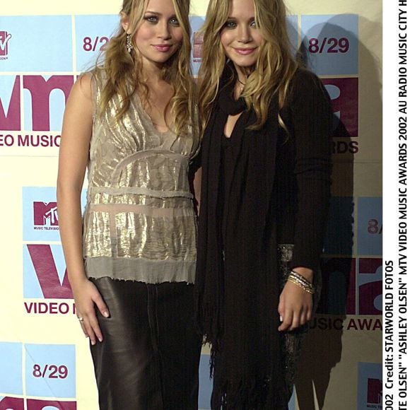 Mary-Kate et Ashley Olsen lors des MTV Video Music Awards au Radio City Music Hall à New York, en 2002. À l'époque déjà, les jumelles comptent parmi les jeunes célébrités les plus populaires des États-Unis. Agence / Bestimage
