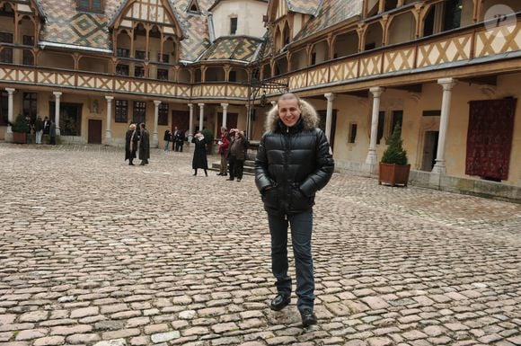 À 23 ans, il a accueilli son premier enfant, Enzy. 

Faudel lors de la 150e vente aux enchères de vins au profit des Hospices de Beaune, à Beaune, dans l'est de la France, le 21 novembre 2010. Photo by Giancarlo Gorassini/ABACAPRESS.COM