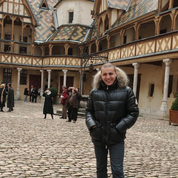 À 23 ans, il a accueilli son premier enfant, Enzy. 

Faudel lors de la 150e vente aux enchères de vins au profit des Hospices de Beaune, à Beaune, dans l'est de la France, le 21 novembre 2010. Photo by Giancarlo Gorassini/ABACAPRESS.COM