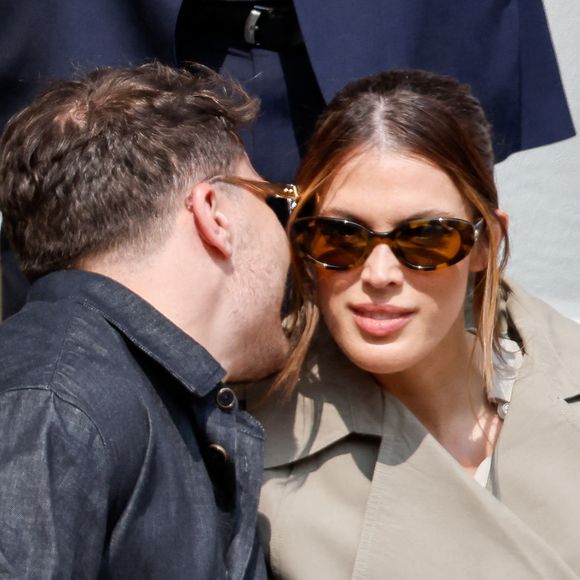 Antoine Dupont et sa compagne Iris Mittenaere en tribunes lors de la finale messieurs des Internationaux de France de Tennis de Roland Garros 2025 (jour 15), à Paris, France, le 8 juin 2025. © Cyril Moreau/Bestimage
