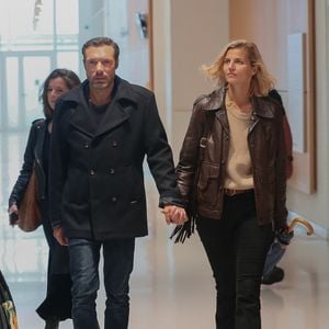 Nicolas Bedos, jugé pour agressions et harcèlement sexuels, arrive avec sa compagne Pauline Desmonts et son avocate,  J.Minkowski, au tribunal judiciaire de Paris, le 26 septembre 2024. Les faits reprochés auraient été commis entre 2018 et 2023. 
© Christophe Clovis / Bestimage