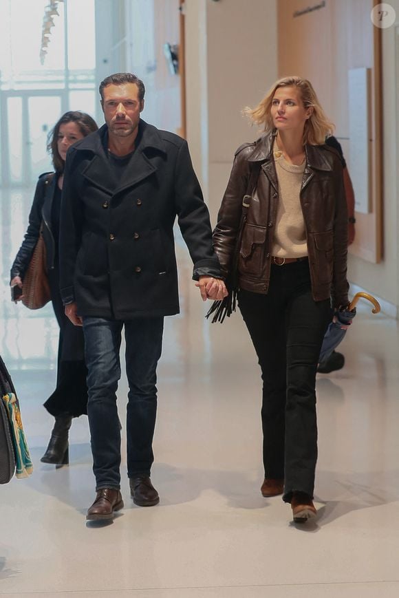 Nicolas Bedos, jugé pour agressions et harcèlement sexuels, arrive avec sa compagne Pauline Desmonts et son avocate,  J.Minkowski, au tribunal judiciaire de Paris, le 26 septembre 2024. Les faits reprochés auraient été commis entre 2018 et 2023. 
© Christophe Clovis / Bestimage