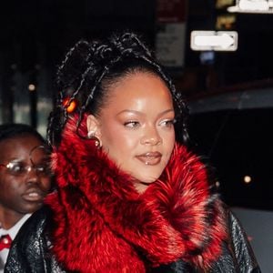 Rihanna a été aperçue en France

Rihanna et A$AP Rocky ont affiché leur amour en quittant leur hôtel main dans la main à New York pour un dîner romantique de la Saint-Valentin au Caviar Russe. La chanteuse a fait tourner les têtes dans une jupe rouge frappante associée à une écharpe en fourrure, tandis que Rocky portait un sac cadeau Louis Vuitton et arborait un look chic de Chanel. Photo by Luk.Raw/Splash News/ABACAPRESS.COM