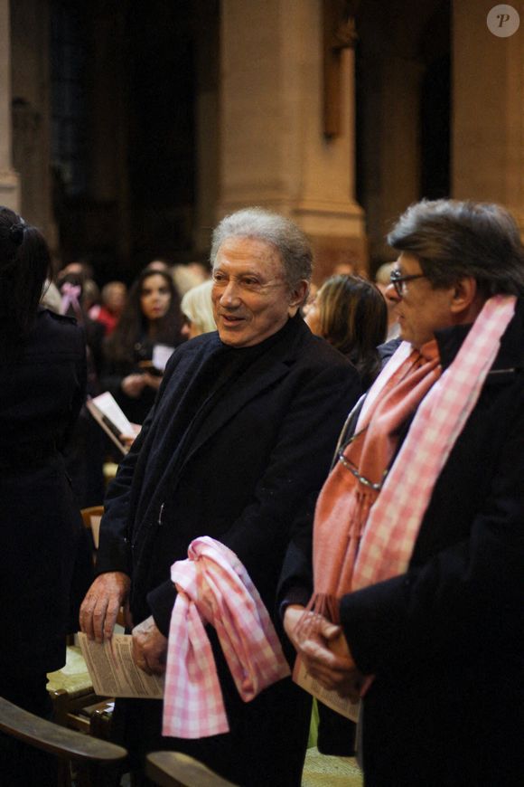 Mais qui comme les autres invités avait avec lui une écharpe rose au moment de la cérémonie

L'animateur de télévision français Michel Drucker lors d'une messe commémorative pour l'actrice française Brigitte Bardot à l'église Saint-Roch à Paris, le 28 janvier 2026. Photo par Nasser Berzane/ABACAPRESS.COM