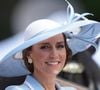 Cette année, Kate Middleton a opté pour une tenue signée Catherine Walker avec le manteau “Lafayette”, une création nouvelle dans un bleu pâle délicat.

Catherine (Kate) Middleton, princesse de Galles - Des membres de la famille royale assistent à la parade « Trooping the Colour » au palais de Buckingham, à Londres, au Royaume-Uni, le 13 juin 2026.

© Julien Burton / Bestimage