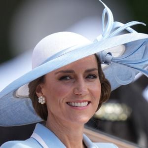Cette année, Kate Middleton a opté pour une tenue signée Catherine Walker avec le manteau “Lafayette”, une création nouvelle dans un bleu pâle délicat.
Catherine (Kate) Middleton, princesse de Galles - Des membres de la famille royale assistent à la parade « Trooping the Colour » au palais de Buckingham, à Londres, au Royaume-Uni, le 13 juin 2026.
© Julien Burton / Bestimage