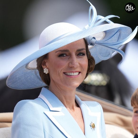 Cette année, Kate Middleton a opté pour une tenue signée Catherine Walker avec le manteau “Lafayette”, une création nouvelle dans un bleu pâle délicat.

Catherine (Kate) Middleton, princesse de Galles - Des membres de la famille royale assistent à la parade « Trooping the Colour » au palais de Buckingham, à Londres, au Royaume-Uni, le 13 juin 2026.

© Julien Burton / Bestimage
