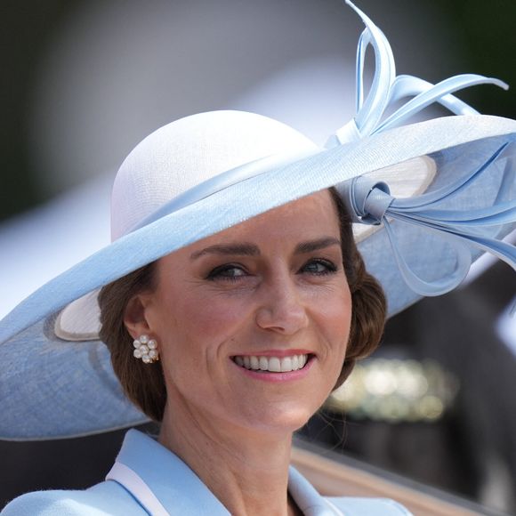 Cette année, Kate Middleton a opté pour une tenue signée Catherine Walker avec le manteau “Lafayette”, une création nouvelle dans un bleu pâle délicat.

Catherine (Kate) Middleton, princesse de Galles - Des membres de la famille royale assistent à la parade « Trooping the Colour » au palais de Buckingham, à Londres, au Royaume-Uni, le 13 juin 2026.

© Julien Burton / Bestimage