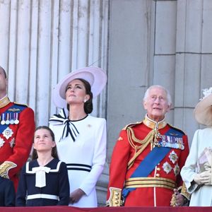 Mais l'hypothèse plus que probable reste la suivante : la venue du prince Harry en solo comme cela s'est déjà fait pour des événements familiaux dans les deux dernières années

Le prince William, prince de Galles, Catherine (Kate) Middleton, princesse de Galles, le prince George de Galles, le prince Louis de Galles, la princesse Charlotte de Galles, le roi Charles III d'Angleterre, Camilla Parker Bowles, reine consort d'Angleterre et Sophie Rhys-Jones, duchesse d'Edimbourg - Les membres de la famille royale britannique au balcon du Palais de Buckingham lors de la parade militaire "Trooping the Colour" à Londres, Royaume Uni, le 15 juin 2024. © Backgrid UK/Bestimage