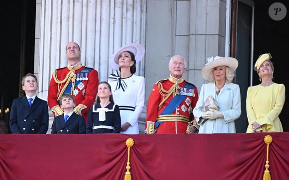Mais l'hypothèse plus que probable reste la suivante : la venue du prince Harry en solo comme cela s'est déjà fait pour des événements familiaux dans les deux dernières années

Le prince William, prince de Galles, Catherine (Kate) Middleton, princesse de Galles, le prince George de Galles, le prince Louis de Galles, la princesse Charlotte de Galles, le roi Charles III d'Angleterre, Camilla Parker Bowles, reine consort d'Angleterre et Sophie Rhys-Jones, duchesse d'Edimbourg - Les membres de la famille royale britannique au balcon du Palais de Buckingham lors de la parade militaire "Trooping the Colour" à Londres, Royaume Uni, le 15 juin 2024. © Backgrid UK/Bestimage