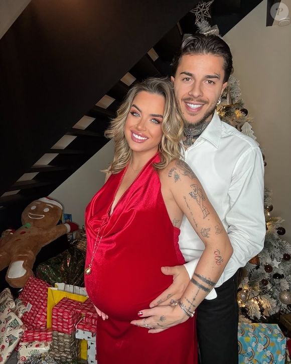 En légende, Yanns écrit : "Bienvenue mon fils. Si tu veux découvrir son prénom, RDV le 14 février à 18h dans le clip Mon p’tit gars dédié à lui. Merci la vie. Je vous aime ma famille". 

Yanns et Jade sur Instagram en 2024