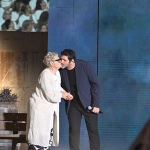 Près de 5 000 choristes accompagneront les artistes sur scène.

Patrick Fiori et sa mère Marie Antoinette durant Corsu Mezu Mezu, le concert emmené par Patrick Fiori qui a eu lieu au stade Orange Vélodrome à Marseille. © Bruno Bebert/Bestimage