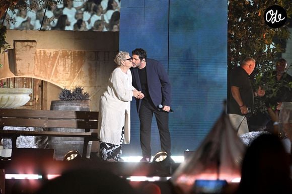 Près de 5 000 choristes accompagneront les artistes sur scène.

Patrick Fiori et sa mère Marie Antoinette durant Corsu Mezu Mezu, le concert emmené par Patrick Fiori qui a eu lieu au stade Orange Vélodrome à Marseille. © Bruno Bebert/Bestimage