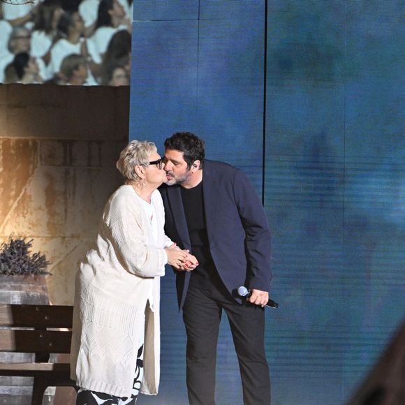 Près de 5 000 choristes accompagneront les artistes sur scène.

Patrick Fiori et sa mère Marie Antoinette durant Corsu Mezu Mezu, le concert emmené par Patrick Fiori qui a eu lieu au stade Orange Vélodrome à Marseille. © Bruno Bebert/Bestimage