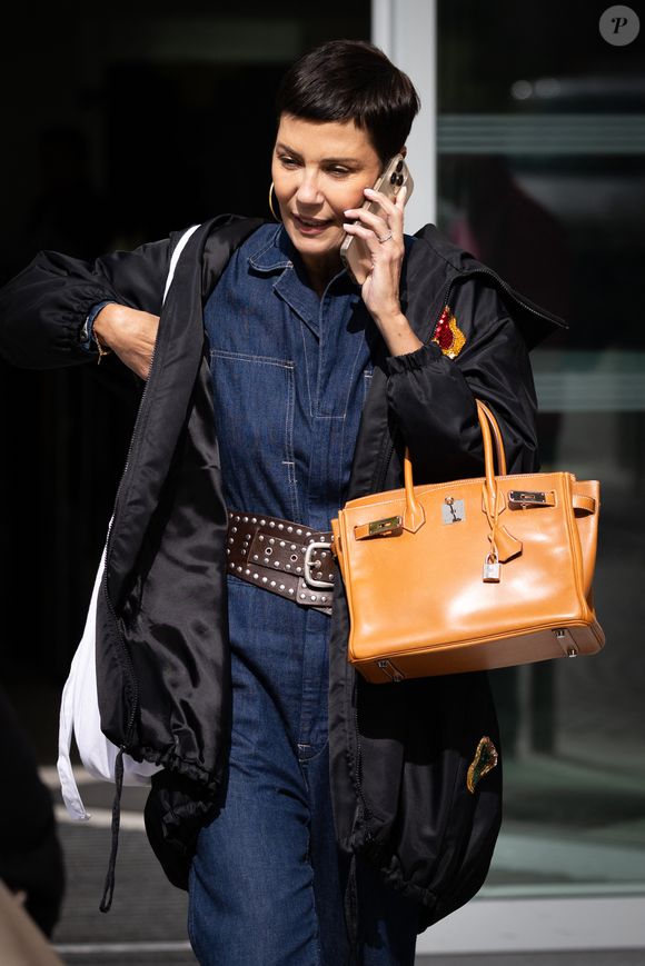 Cristina Cõrdula à la sortie de l'émission de radio Les Grosses Têtes sur RTL, à Neuilly-sur-Seine, France, le 22 septembre 2025. © Julien Sarkissian/Bestimage