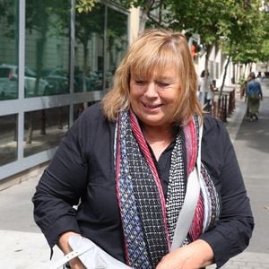 Michele Bernier à la sortie de l’émission de radio “Les Grosses Têtes” sur RTL à Neuilly-sur-Seine, France, le 24 août 2026, le jour du décès de Philippe Bouvard, créateur et animateur de l’émission durant 37 ans. © Bestimage