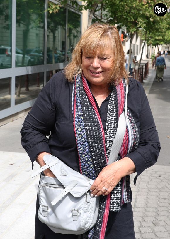 Michele Bernier à la sortie de l’émission de radio “Les Grosses Têtes” sur RTL à Neuilly-sur-Seine, France, le 24 août 2026, le jour du décès de Philippe Bouvard, créateur et animateur de l’émission durant 37 ans. © Bestimage