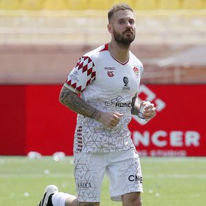 Matt Pokora (M. Pokora) lors du match de football Racing Stars Football Cup opposant Les pilotes Nazionale Piloti contre les Barbagiuans au stade Louis II à Monaco, le 21 mai 2025. Jean-François Ottonello/Nice Matin/Bestimage