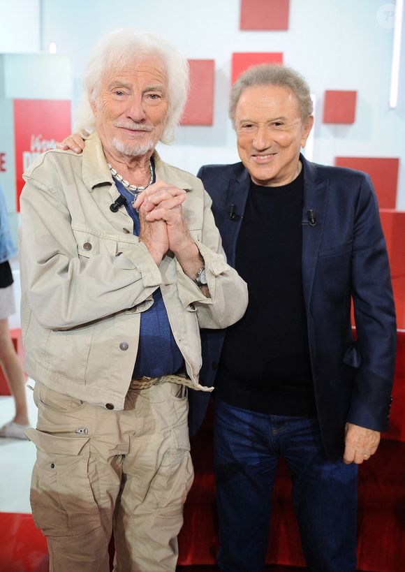 Hugues Aufray et Michel Drucker lors de l'enregistrement de l'émission "Vivement dimanche" à Paris, France, le 9 septembre 2025. Crédit Guillaume Gaffiot/Bestimage