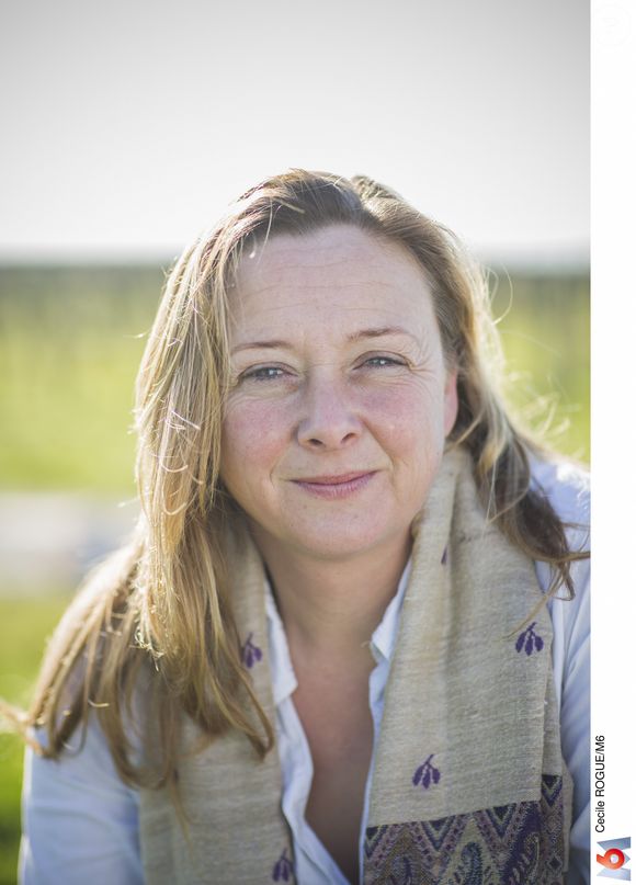 "Je reviens pour vous donner des petites nouvelles. Ca fait longtemps que je suis sortie des réseaux. Je ne suis pas bien du tout et j'ai dû m'absenter et partir pour prendre quelques jours de congés."

Cathy, candidate de "L'amour est dans le pré", photo officielle de M6