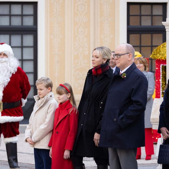 Le prince Jacques de Monaco, marquis des Baux, La princesse Gabriella de Monaco, comtesse de Carladès, Le prince Albert II de Monaco et la princesse Charlène de Monaco, Camille Gottlieb et sa mère, La princesse Stéphanie de Monaco - La famille princière de Monaco offre les traditionnels cadeaux de Noël aux enfants monégasques dans la Cour du Palais Princier, le 18 décembre 2024. 
© Olivier Huitel / Pool Monaco / Bestimage