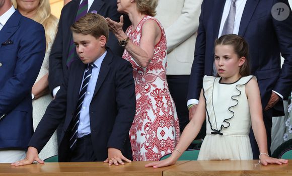 Le prince George et la princesse Charlotte regardent Jannik Sinner, vainqueur du match en simple de Wimbledon après sa victoire sur Carlos Alcaraz, lors de la quatorzième journée des Championnats de Wimbledon 2025, à Londres, le dimanche 13 juillet 2025. Photo par Hugo Philpott/UPI/ABACAPRESS.COM