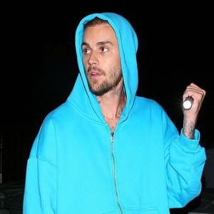 Malibu, Californie – Justin Bieber a été aperçu dans un moment de tension à la sortie du Soho House de Malibu, élevant la voix contre des photographes alors qu’il quittait les lieux. Vêtu d’un large sweat à capuche bleu et d’un pantalon cargo vert olive, le chanteur semblait visiblement agité lors de cet échange nocturne.