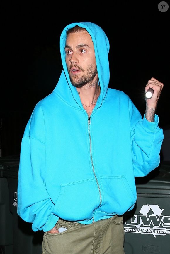 Malibu, Californie – Justin Bieber a été aperçu dans un moment de tension à la sortie du Soho House de Malibu, élevant la voix contre des photographes alors qu’il quittait les lieux. Vêtu d’un large sweat à capuche bleu et d’un pantalon cargo vert olive, le chanteur semblait visiblement agité lors de cet échange nocturne.