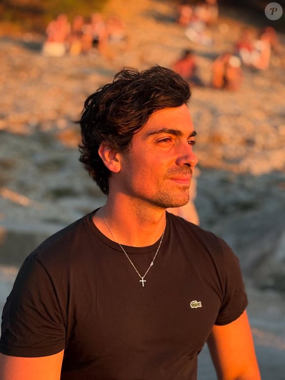 Ensemble depuis 2018, Louane et Florian partagent une vie entre musique et famille, avec leur fille Esmée née en 2020. 

Florian Rossi a partagé plusieurs clichés sur son compte Instagram.