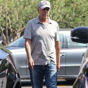 Atteint de démence fronto-temporale, l'acteur mythique de "Die Hard" reçoit un soutien infaillible de ses proches.
Exclusif - Bruce Willis à la sortie d'un déjeuner avec des amis à Los Angeles, le 5 octobre 2022.
© Bestimage