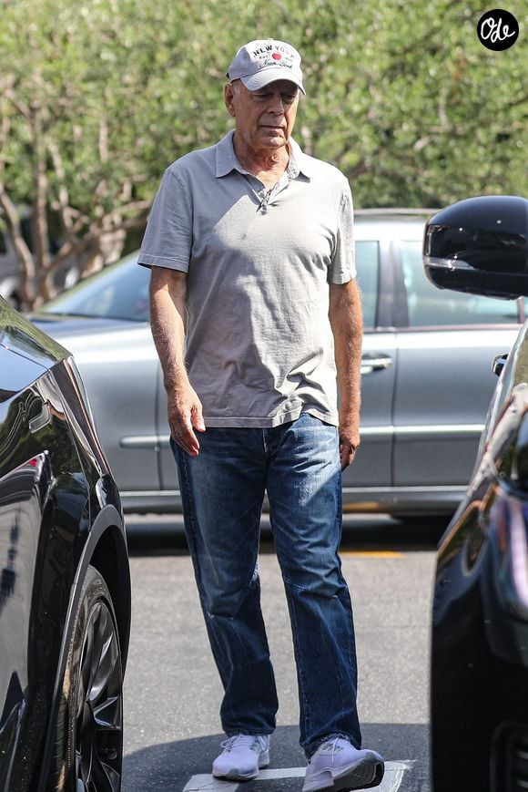Atteint de démence fronto-temporale, l'acteur mythique de "Die Hard" reçoit un soutien infaillible de ses proches.

Exclusif - Bruce Willis à la sortie d'un déjeuner avec des amis à Los Angeles, le 5 octobre 2022.

© Bestimage