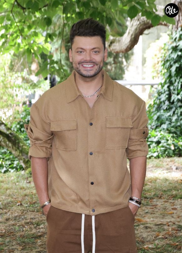 Sa prestation avait été saluée par plusieurs membres du jury, dont Howie Mandel, Sofia Vergara et Mel B.

Kev Adams - Photocall du film "Jour J" lors de la 18ème édition du Festival du Film Francophone de Angoulême (FFA) le 28 août 2025.

© Coadic Guirec / Bestimage